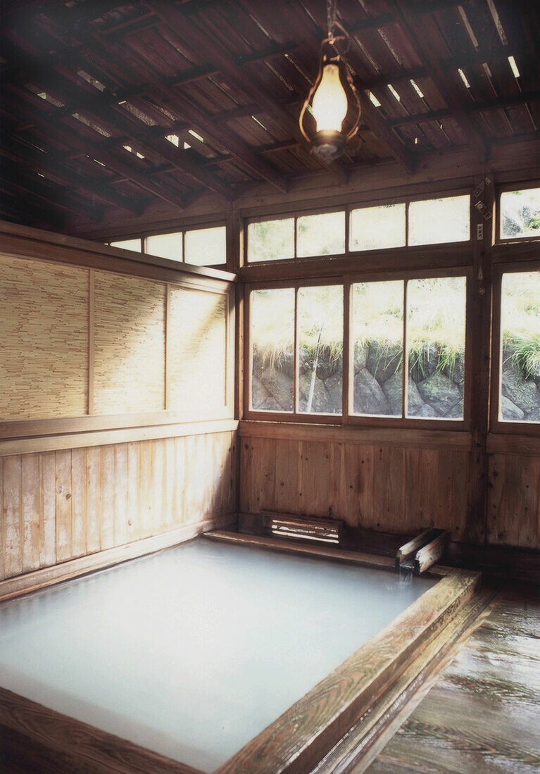 明治元年設立の湯小屋「玉子湯」。