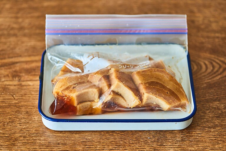 【ポイント01】鳥の唐揚げと同じようににんにくやしょうがを効かせたタレに、水で戻した車麩を漬け込みます。タレに酢を少し入れることで後味が軽くなります。また車麩は、3回巻きや4回巻きの太めのタイプを選ぶと、戻しの時間は少しかかってしまいますが、食べたときのジューシー感があっておすすめです。