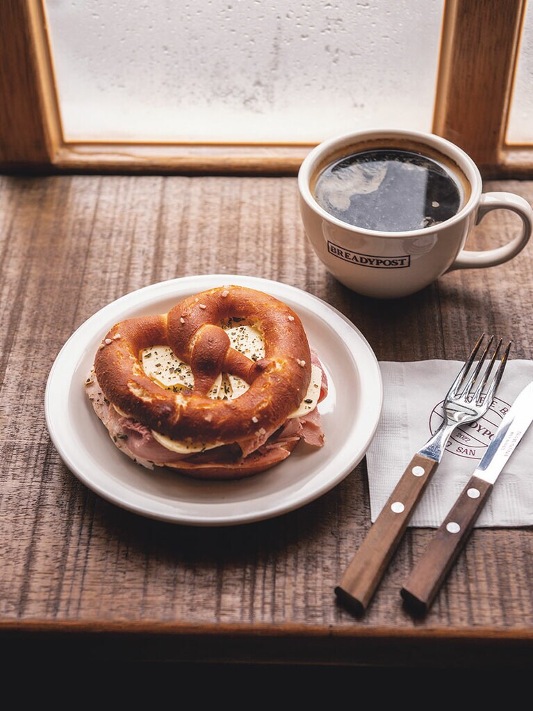 ジャンボンブラン W8,500とコーヒー W5,000。