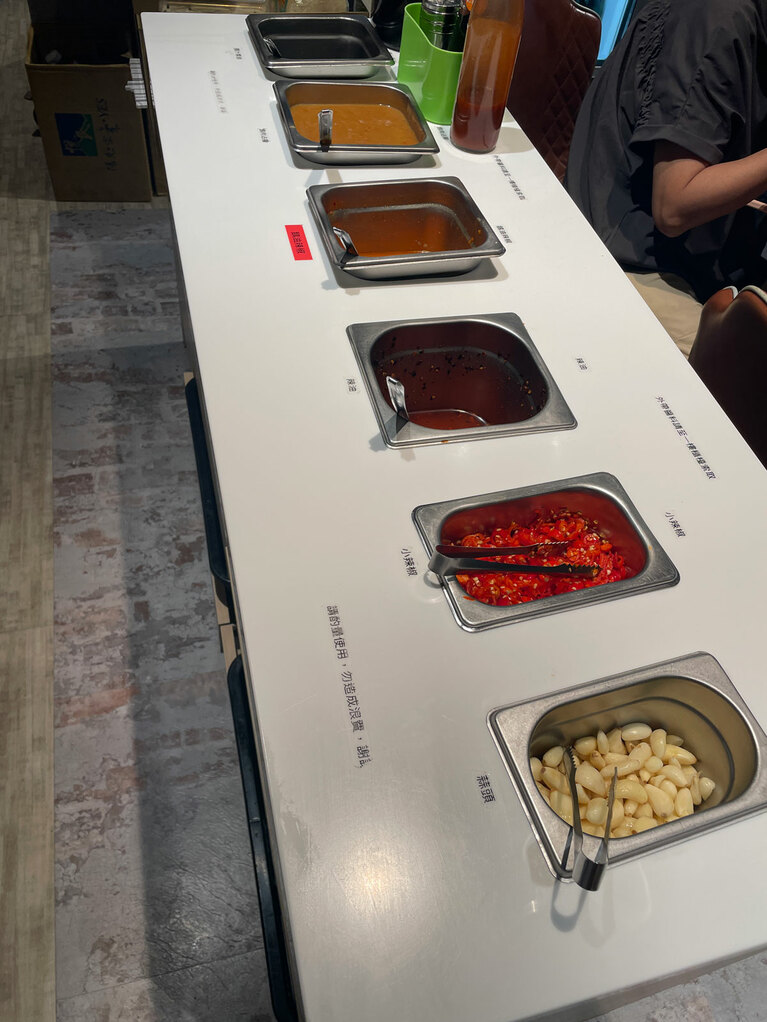 辛み、塩味、香味など6種類の調味料があり、なんとニンニクの塊も。