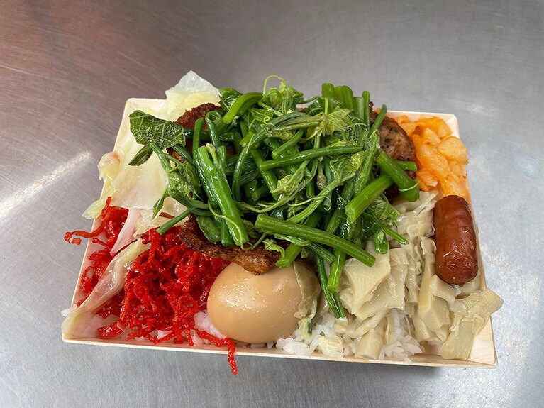 排骨（豚のスペアリブフライ）弁当100元。野菜もたっぷりで食べ応えあり。