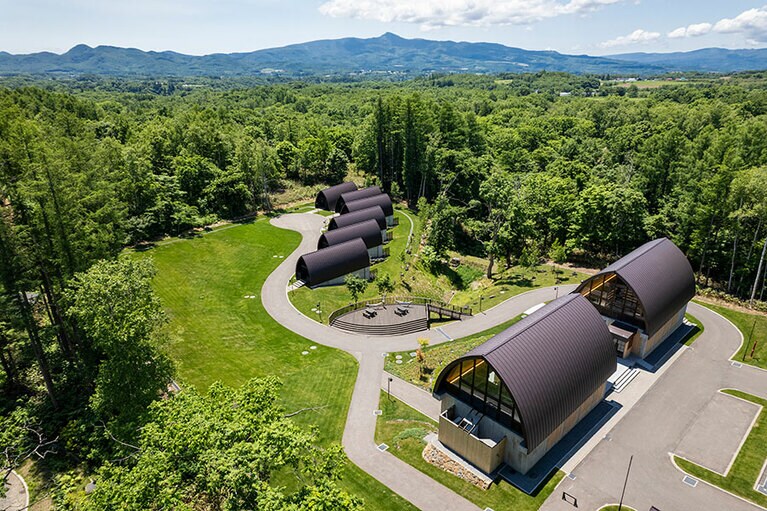 敷地内にかまくらのような形のヴィラが並ぶ。