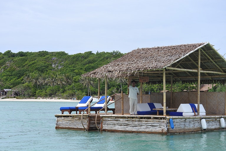 リゾート沖50メートルほどの洋上に浮かぶ、竹で作られた「カワヤンバー」。