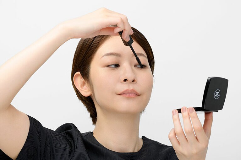 ブラシを縦に持ち、目頭側の短めなまつ毛の1本1本にも丁寧に塗る。