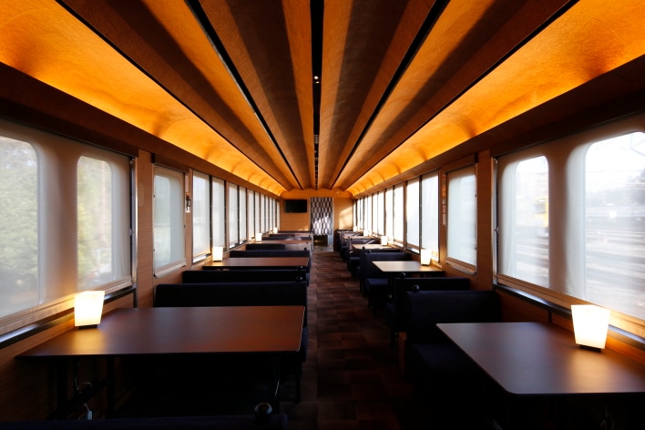 「52席の至福」車内　西武鉄道提供