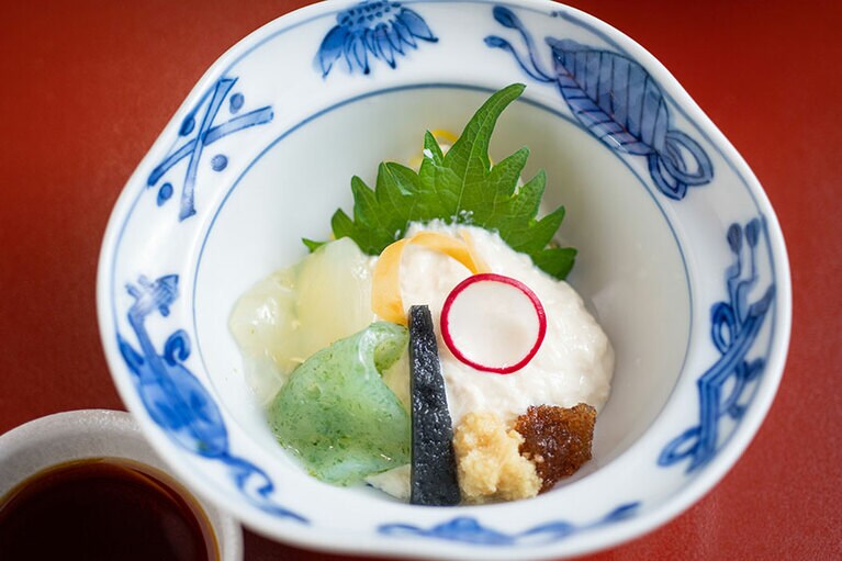 とろっと甘い汲み上げ湯葉のお造りと、ぷりぷりの刺身こんにゃく。