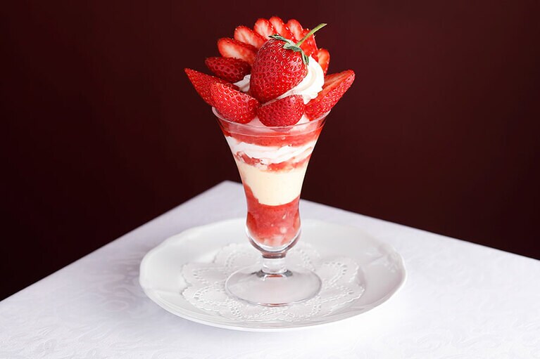 和歌山県 日高郡産“まりひめ”のスペシャルストロベリーパフェ 2,500円。