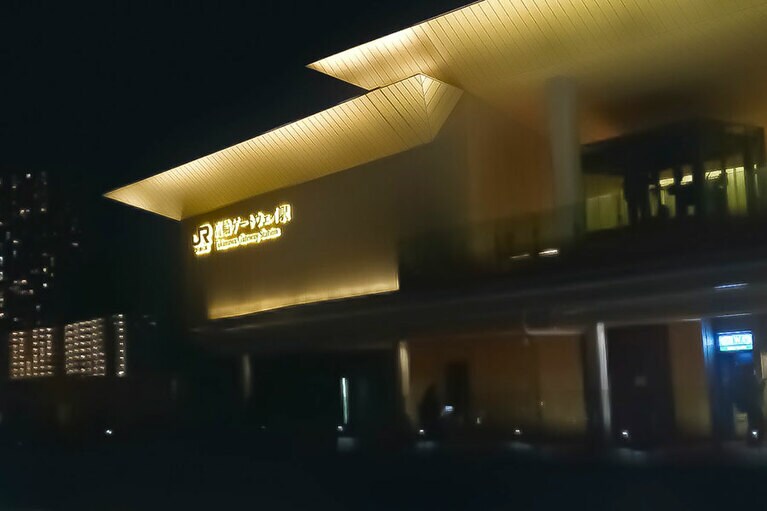 重なる屋根と優しい照明が平和を祈念しているよう。