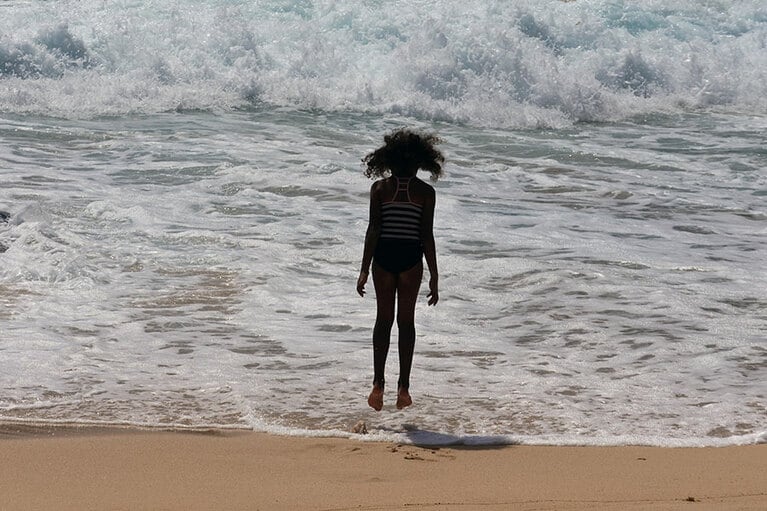 嬉しそうに波打ち際でぴょんぴょんジャンプしていた女の子。