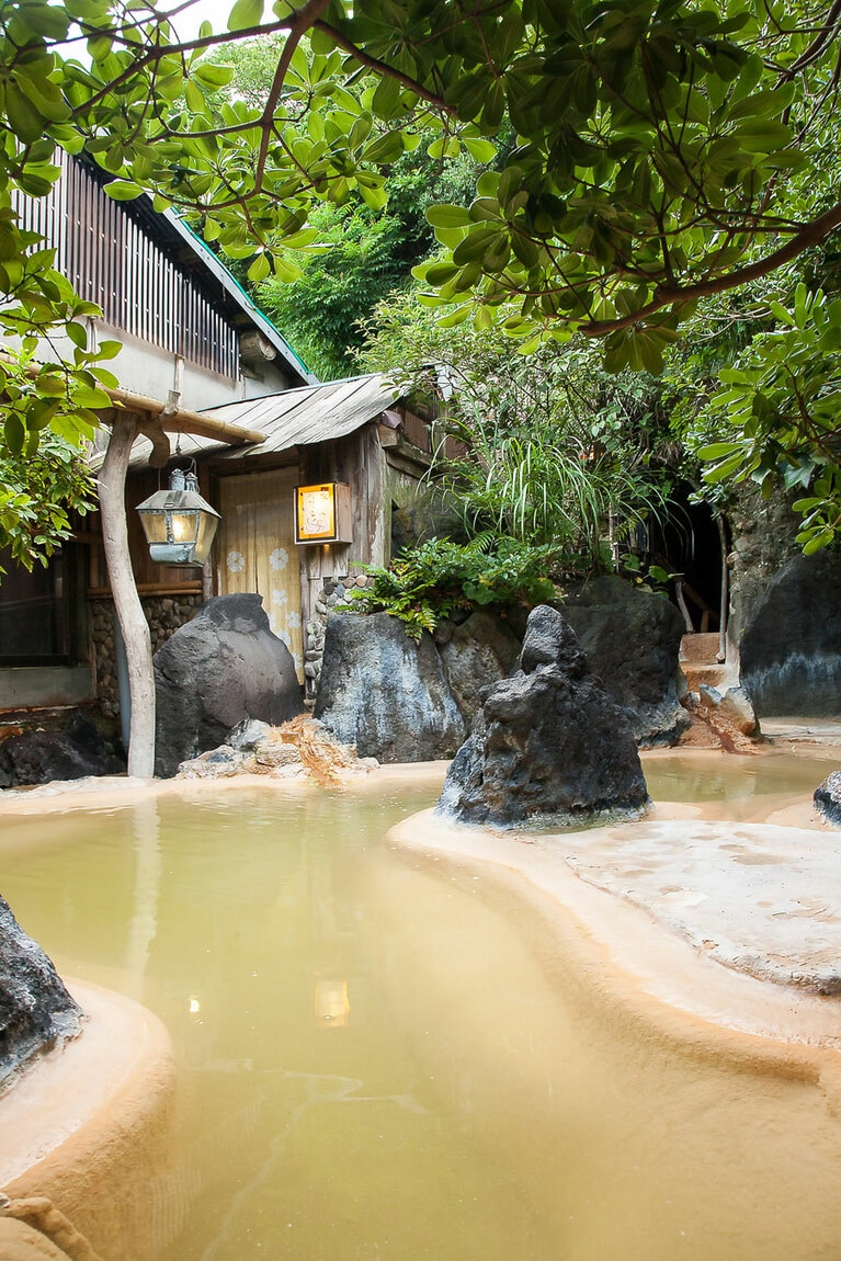 大洞窟の宿 湯楽亭［熊本／弓ヶ浜温泉］赤湯の露天風呂。