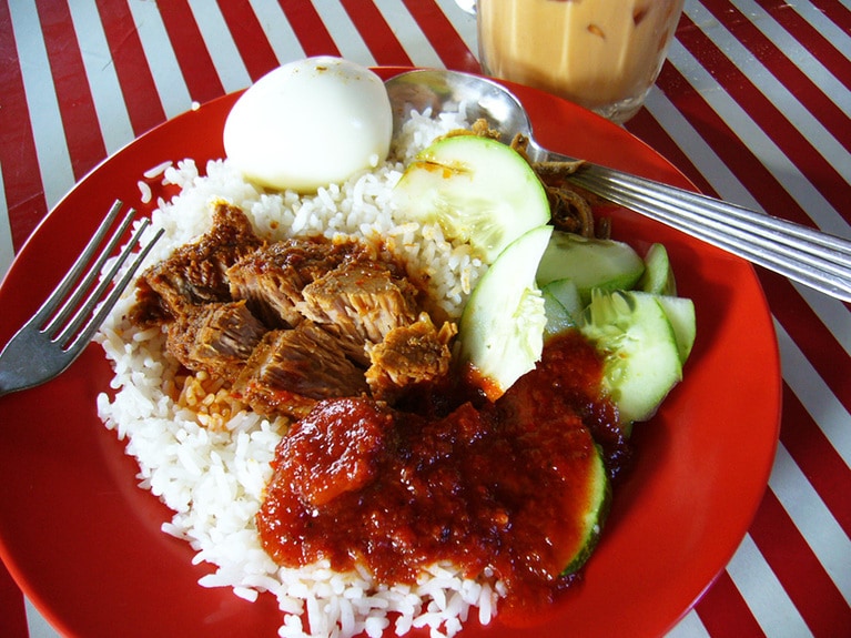 マトンのルンダンも人気。嚙めばスパイスの香りが華やかに広がり、ご飯によくなじむ。