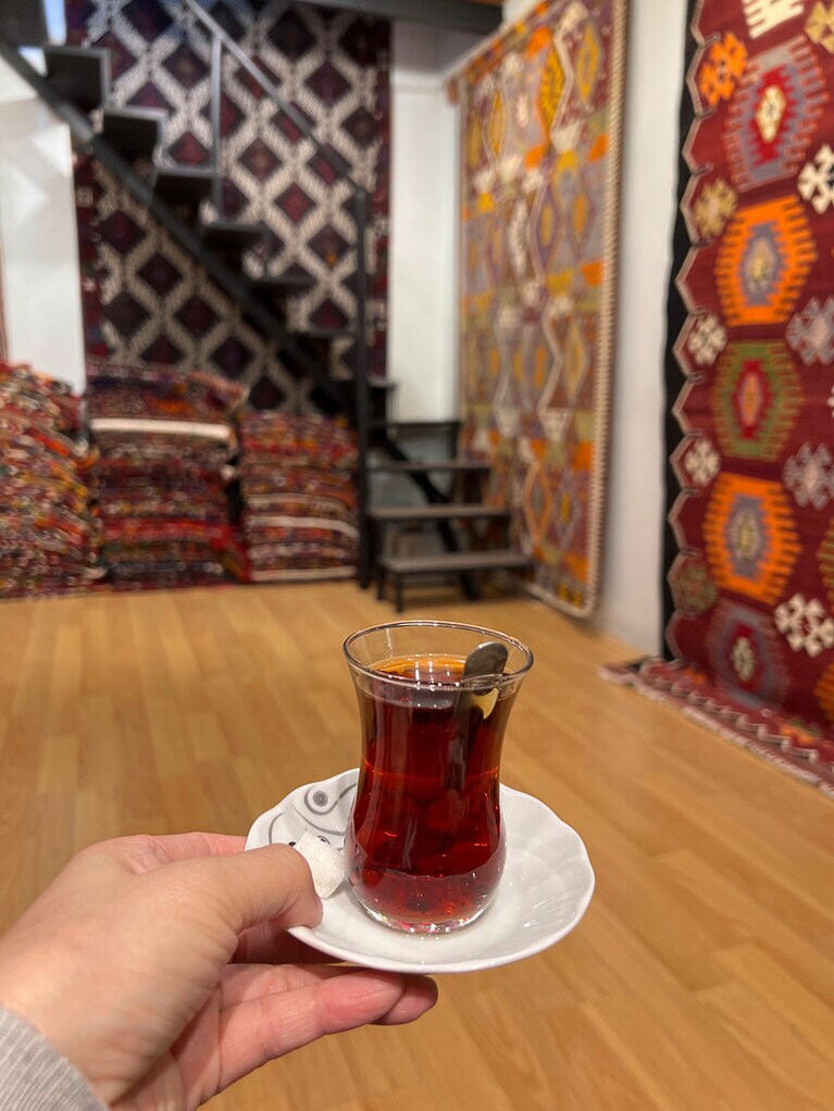 商店で価格交渉をしているとき、おしゃべりに花が咲いたとき、買い物をしてもしなくてもチャイをふるまってくれることがある。