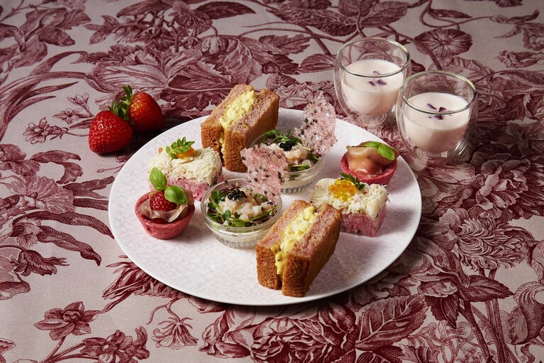 セイボリーにも、いちごやピンクをテーマに、季節の食材を使用した華やかなアイテムが並ぶ。最初にサーブされるのは、寒さが厳しくなる冬においしさが増すカリフラワーを使った「カリフラワーとビーツのスープ」。