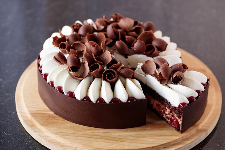 ショコラのジェノワーズ、シャンティイクリーム、ショコラクリーム、さくらんぼをシロップ漬けにしたグリオットが層になったフォレノワール1piece 1,200円。 (c)Yusuke Kagayama