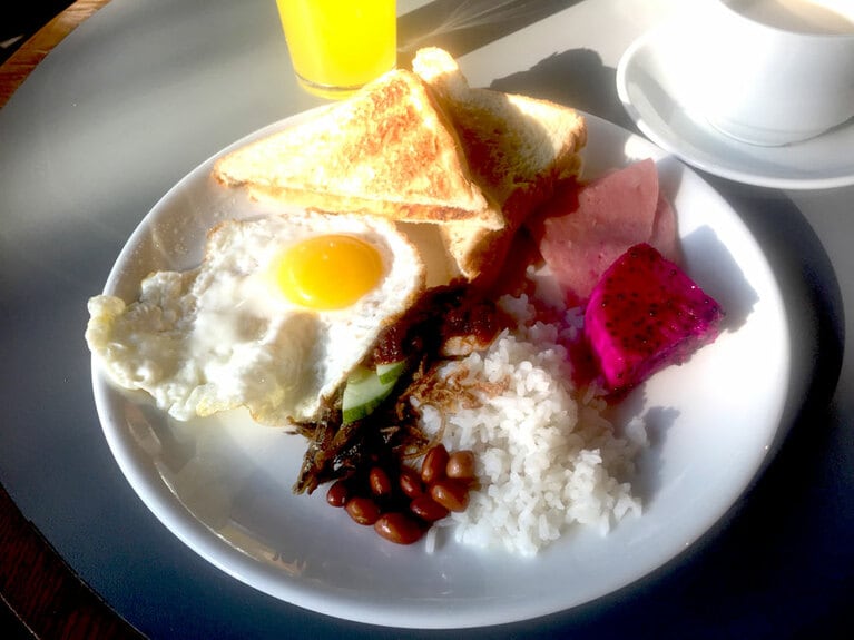 手前よりナシレマッ、目玉焼き、カヤトースト、チキンハム、ドラゴンフルーツ。