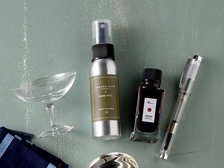 左から、ホテルから徒歩10分ほどのところに工房を構える「木本硝子」のグラス 3,150円〈U〉、アロマ調香デザイナー・齋藤智子氏がホテルのために独自につくった「TOMOKO SAITO」ルームスプレー 2,800円〈U・A・K〉、万年筆やオーダーメイドノートなどを取り扱い、手書きの楽しさを伝える「カキモリ」ペン＆インク 4,250円〈U〉。