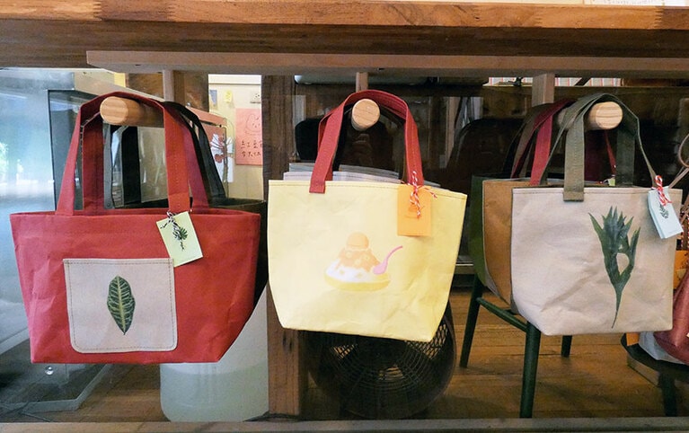 「ああああ」小 290元、大 350元。紙ならではの温かさが伝わってくる商品。