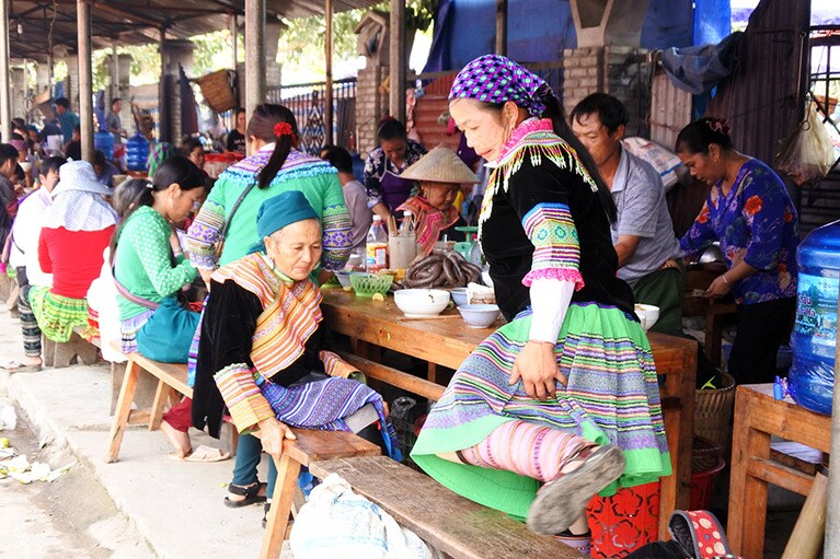 マーケットでは買い物のみならず、家族での外食も楽しみ。