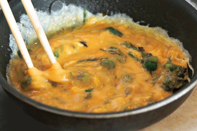 シェフが目の前でオムレツを焼き上げてくれる。