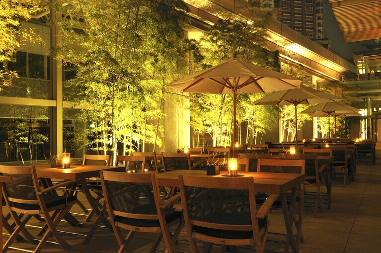 厳選した素材をダイナミックに調理するステーキハウス「オーク ドア」のテラス席。