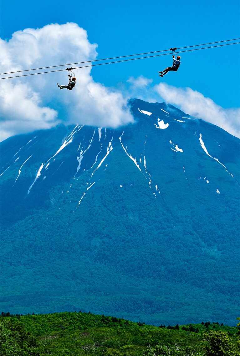 総滑空距離は、アジア最長級の2591m。青空の下で最高に気分爽快な滑空体験を。