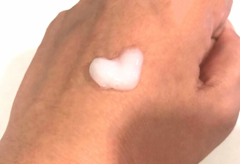 ジェル乳液っぽいテクスチャーで、見た目にも触り心地もベタベタせず、でもまとまりやすく柔らかい髪にしてくれる。