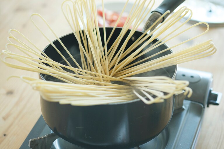 普通に家にある直径20～24センチの片手鍋でOK。