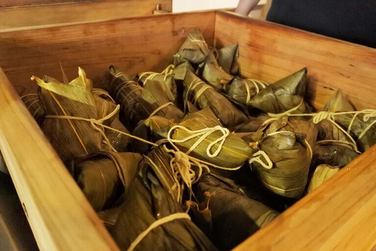 入り口にある木の蒸篭で温められている、イートインスペースでいただけるちまき。