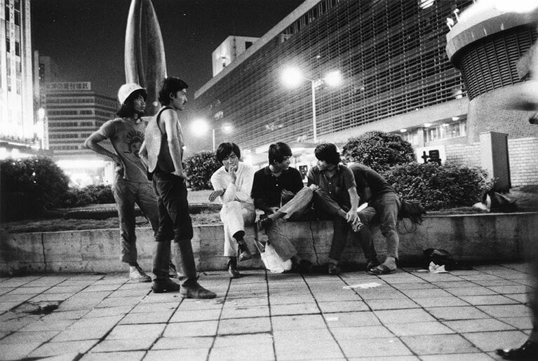 こちらは、文春アーカイブに保存されていた1970年代前半の新宿のフーテンたちの様子。