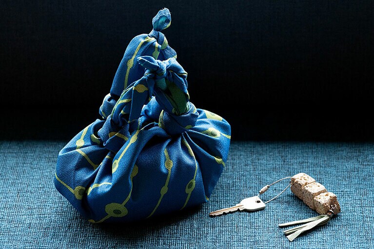 全国の「界」に色違いで用意されている風呂敷。ここはやはり紺碧の色合いが似合う。