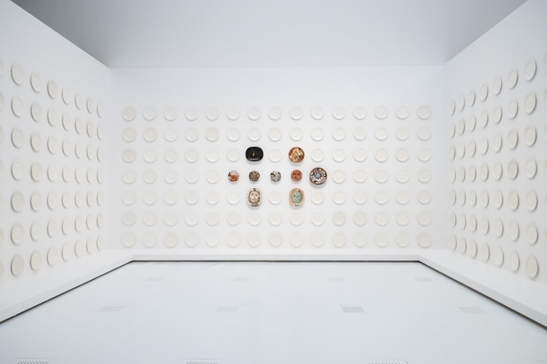 「ピカソ meets ポール・スミス 遊び心の冒険へ」 国立新美術館 2026年 展示風景。