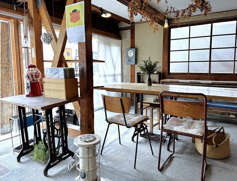 足踏みミシンを土台にしたテーブルなど、人の手が紡ぐ暮らしの温かさを感じさせる空間。