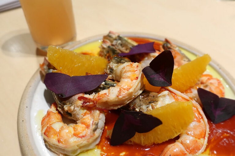 「Prawns Al Ajillo」（130ディルハム）。これだけ立派な海老がアブダビで養殖されているとは。
