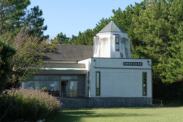 安乗埼灯台を中心に、幾多の年月に渡り航路を守り続けてきた灯台の歴史や、全国の灯台を紹介している。