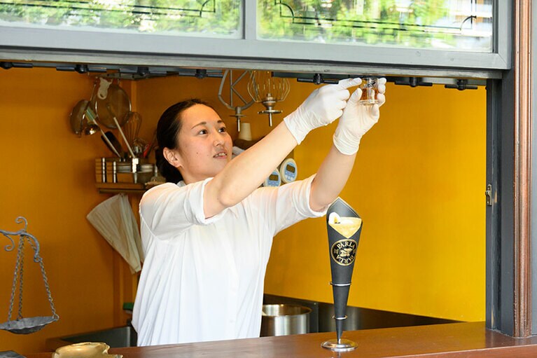 まるでパブ！　お好みのアルコールをショットで、お好みのクレープとともに。