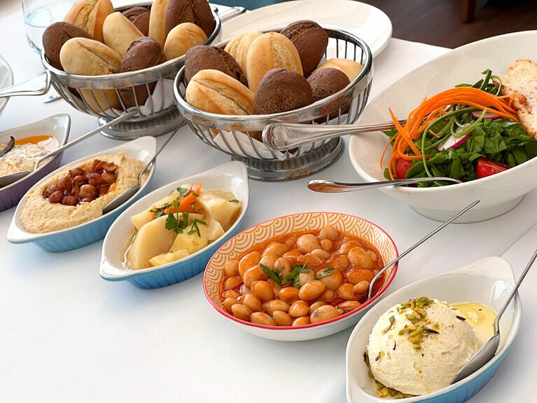 トルコのメゼ。地中海地方で一般的な前菜のセットだ。