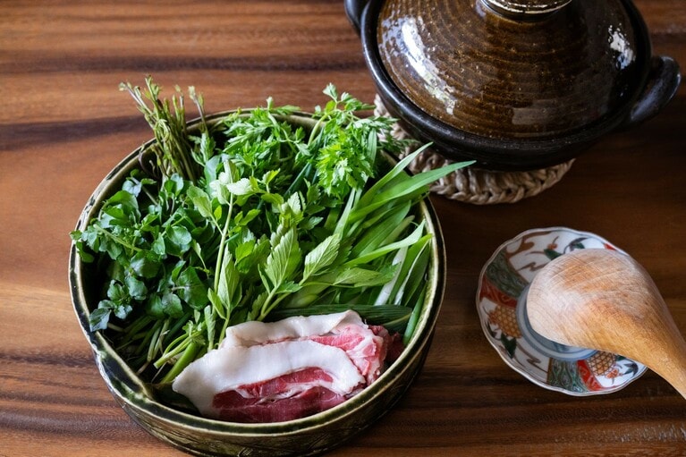 猪ベースのスープの山菜鍋。