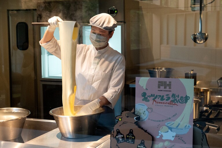 ニニヌプリのライブキッチン。よく見るとその日の牛乳を提供した牛さんの名前も。