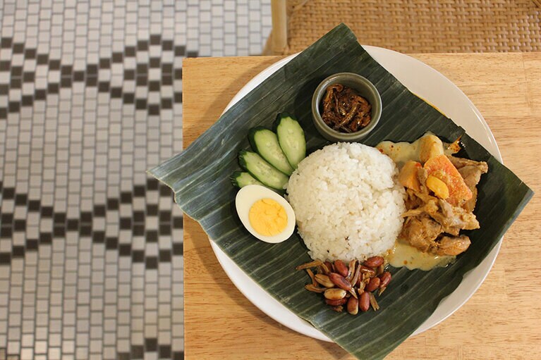 ナシレマッ 900円(ランチ)、1,100円(ディナー)。米はあえて日本米を使い、ココナッツミルクの香りをもっちりとした食感に合わせる。チキンカレーは健康を意識してココナッツミルクひかえめ。かわりにかぼちゃで甘みをプラス。