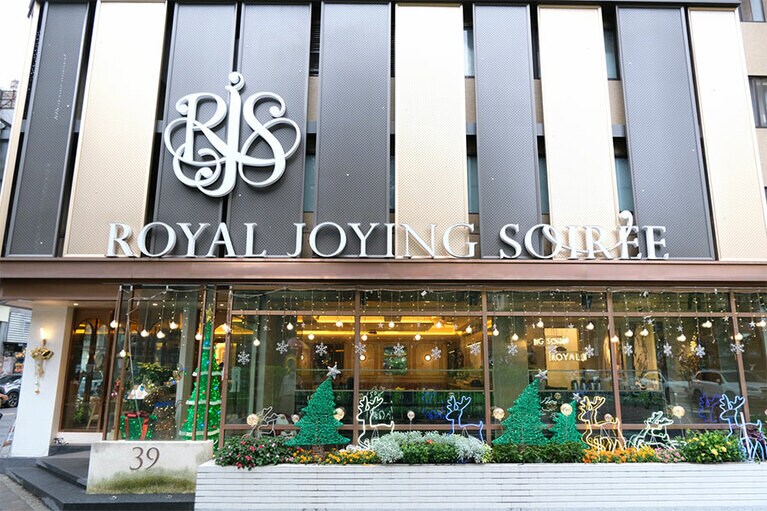 外観は高級レストランのようですが、周辺に公園があるような、ローカルな雰囲気の場所にあります。