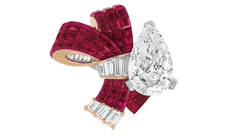 「ピエール ド カラクテール」コレクションより、8.18カラットのペアシェイプダイヤモンドを配したリング。ミステリーセットであしらわれた真紅のルビーとの対比が目に鮮やか。「ルビー リボン」リング（参考商品）。
