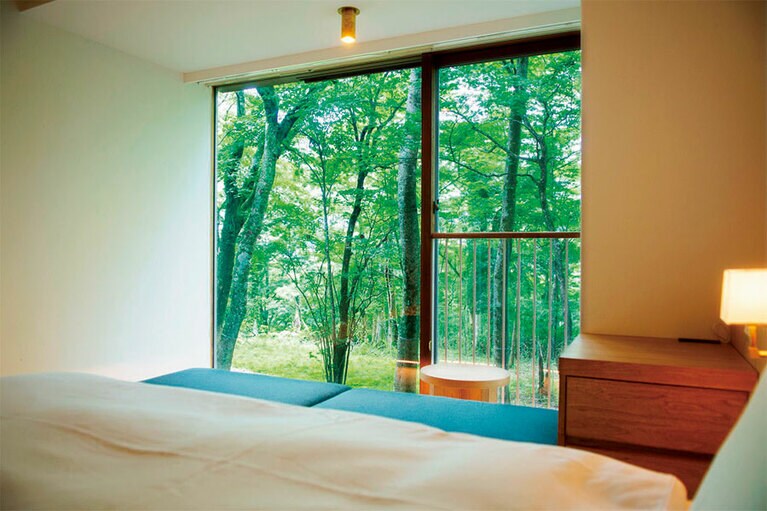全室木々に囲まれているのは、自然との関わりを大切にしてほしいという思いから。／箱根リトリート före［神奈川・仙石原］