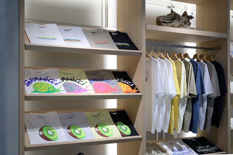 正面のキウイが描かれたTシャツ。よく見ると、キウイの種部分がグラミチの“G”になっている！　7,700円。S～XXLサイズ展開。