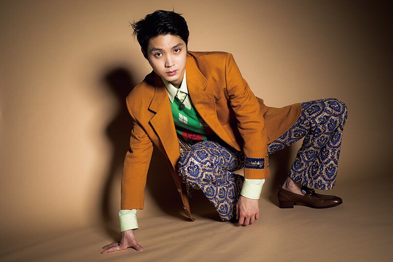 ジャケット 264,000円、ベスト 104,500円、シャツ 107,800円、パンツ 434,500円、シューズ 123,200円、ネックレス(上) 52,800円、ネックレス(下) 60,500円／すべてグッチ(グッチ ジャパン)