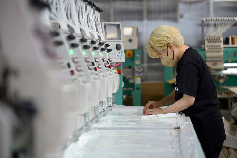 工房を併設した店内。専門の職人が、一つ一つに刺しゅうを施します。