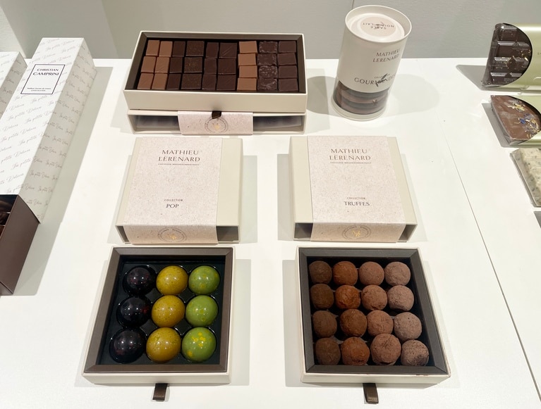 コントラストが美しいボンボンショコラやトリュフのセット。