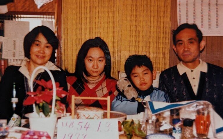 1979年の正月。両親は50代前半。姉は20歳で受験勉強中。藤野監督は小学6年生。姉が発症する前の頃。　©2024動画工房ぞうしま