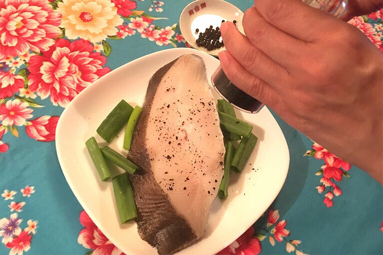 馬告を包丁の腹で叩いてすりつぶしてもOK。