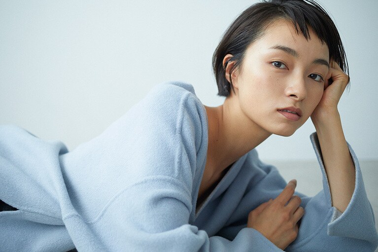 美肌を損なう「肌の陰り」だけにアイテムを使う、ミニマムなベースメイク。