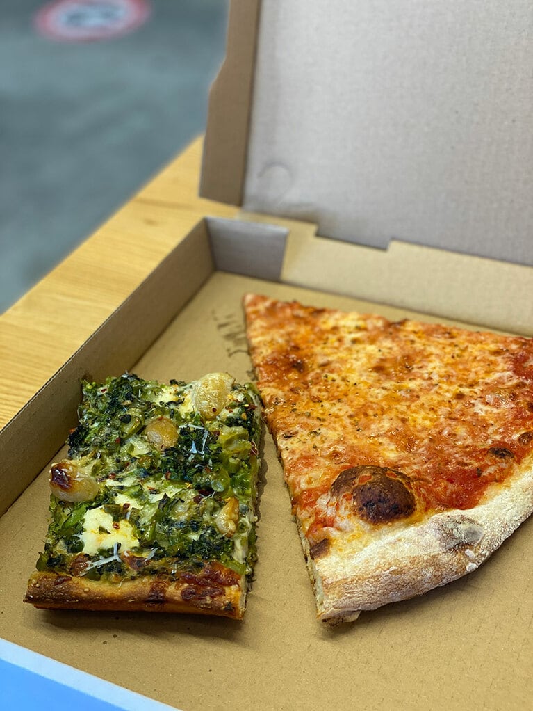 スクエアのふかっと厚め生地のシチリア風ブロッコリー・ローストガーリンク・リコッタ・レモン 5ドル（左）。薄めのもちっと生地が魅力のチーズ4ドルはシンプルで美味（右）。